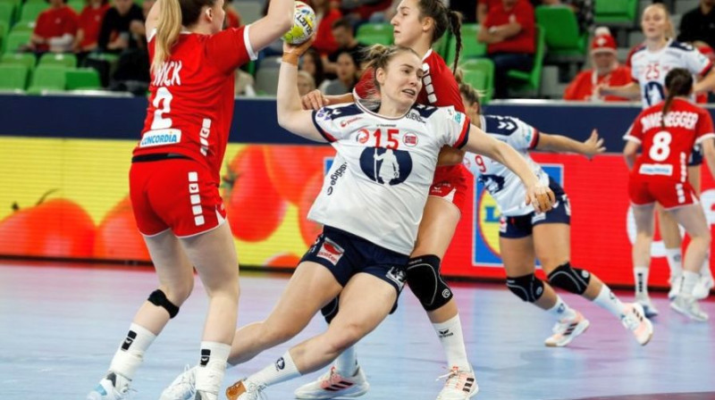 Norvēģijas izlases handboliste Vilde Mortensena Ingstada uzbrukumā Šveices valstsvienības vārtiem. Foto: EHF
