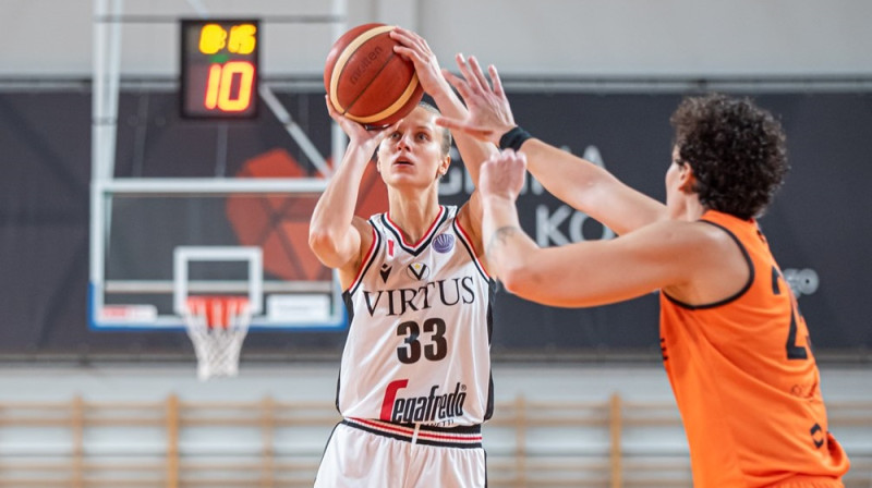 Kitija Laksa un Artemisa Spanū 2022. gada 9. novembrī Polkovicē. Foto: EuroLeague Women