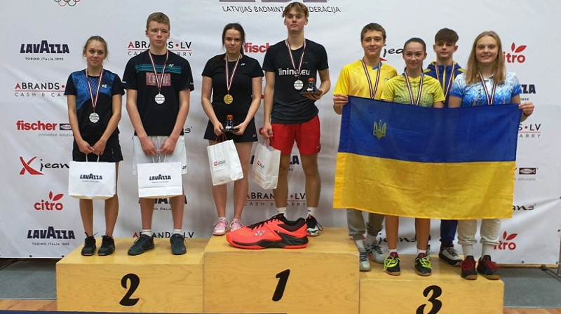 Godalgoto vietu ieguvējji jauktajās dubultspēlēs. Foto:  "Yonex Latvia Junior 2022",