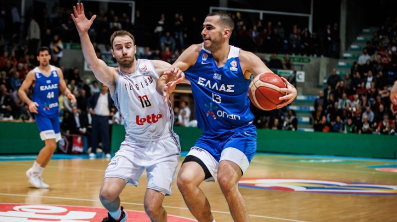 Grieķijas valstsvienības basketbolists Lefteris Bočoridis ar bumbu spēlē pret Beļģiju. Foto: FIBA