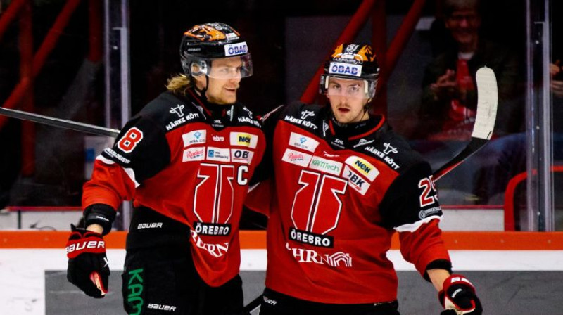 Rodrigo Ābols (pa kreisi). Foto: Orebro Hockey