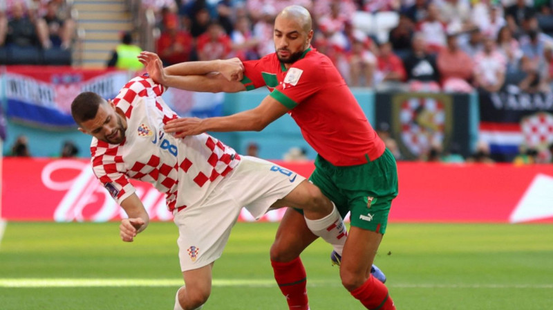 Marokānis Sofjans Amrabats cīņā pret horvātu Mateo Kovačiču. Foto: Pedro Nunes/Reuters/Scanpix