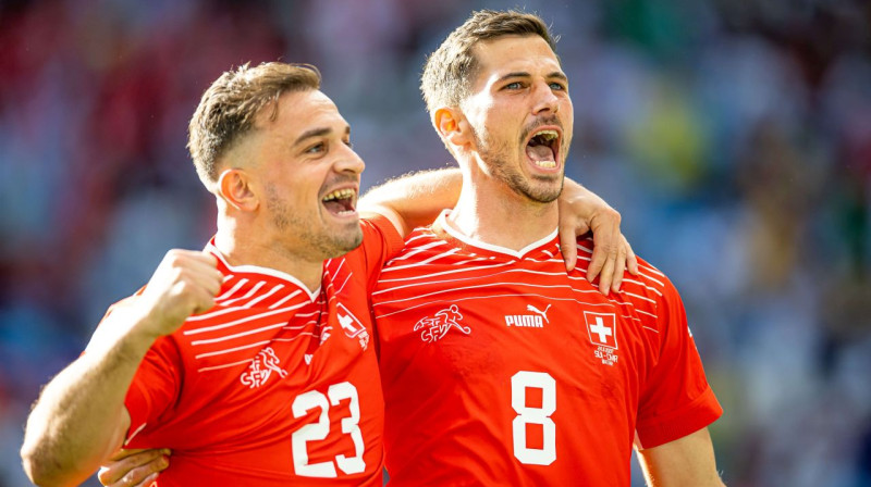 Šveices valstsvienības futbolisti Džerdans Šačiri (Nr. 23) un Remo Froilers (Nr. 8). Foto: Lukasz Skwiot/Cyfrasport/Zumapress.com/Scanpix