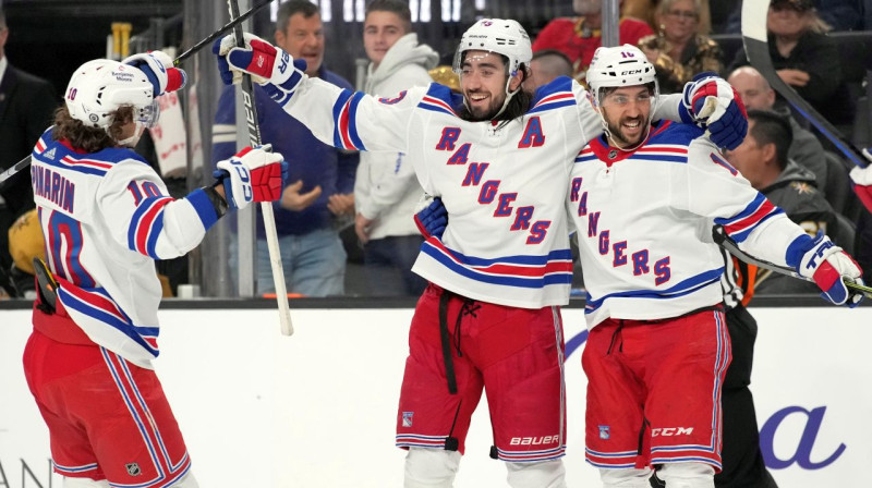 Mika Zibanežads (centrā) un citi Ņujorkas "Rangers" hokejisti svin vārtu guvumu. Foto: John Locher/AP/Scanpix