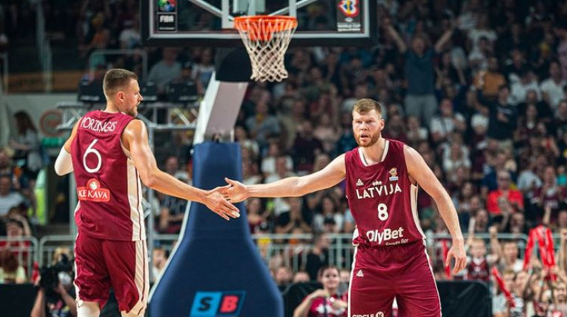 Kristaps Porziņģis un Dāvis Bertāns. Foto: FIBA