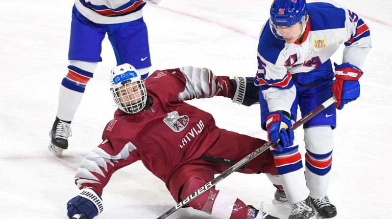 Latvijas U18 valstsvienības aizsargs Kristers Doniņš (Nr. 4) spēlē pret ASV komandu. Foto: Robert Levebvre/Hockey Canada Images
