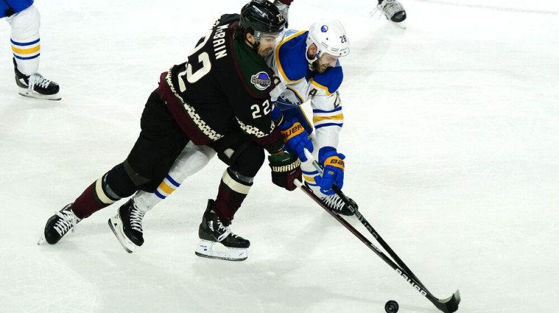 Zemgus Girgensons cīņā pret Džeku Makbeinu. Foto: AP/Scanpix