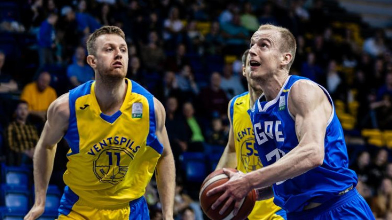 Guntis Sīpoliņš pret Kristapu Dārgo. Foto: basket.lv