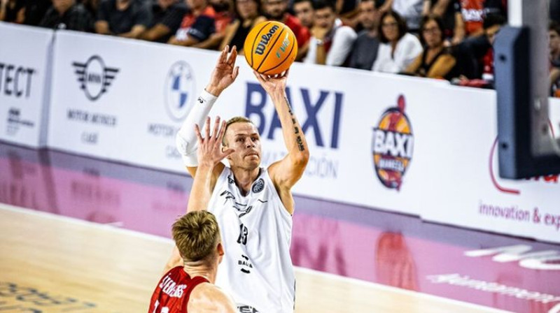 Māris Gulbis pret Mārci Šteinbergu. Foto: FIBA