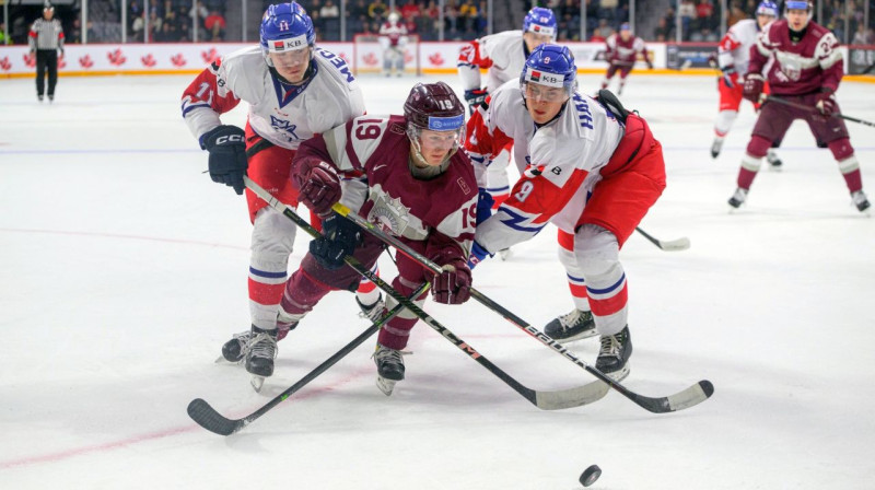 Latvijas U20 valstsvienības uzbrucējs Darels Dukurs Čehijas hokejistu ielenkumā. Foto: Hockey Canada Images