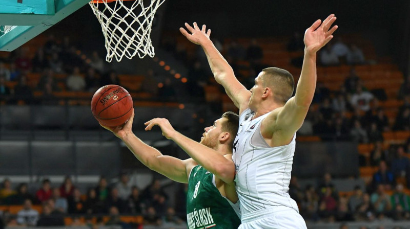 Andrejs Gražulis aizsardzībā. Foto: Maciej Kulczynski/EPA/Scanpix