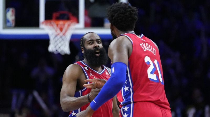 "76ers" dinamiskais duets - Džeimss Hārdens un Žoels Embīds. Foto: AP/Scanpix