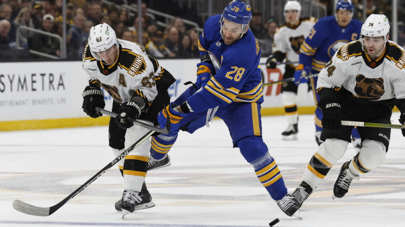 Zemgus Girgensons duelī pret Bostonas "Bruins". Foto: USA Today Sports/Scanpix
