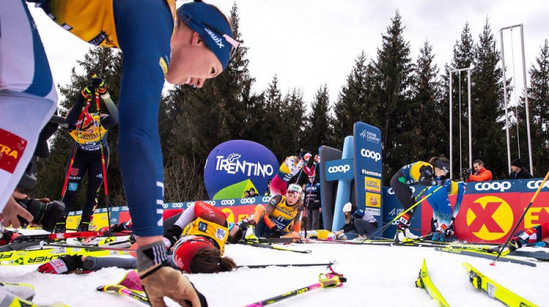 Slēpotājas, viņu vidū arī F.Kārlsone un P.Eiduka, bezspēkā finišējušas pēdējā posmā "Torr de ski". Foto: sport1.de/imago