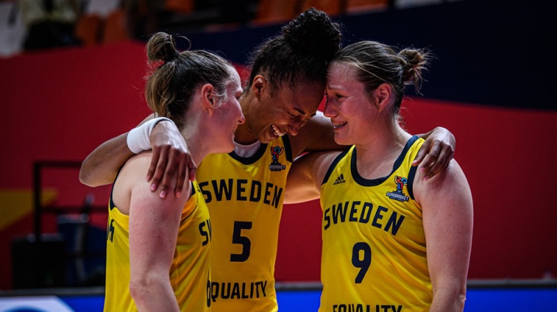 Frīda Eldebrinka, Kalisa Loida un Elīna Eldebrinka 2021. gada jūnijā. Foto: EuroBasket Women