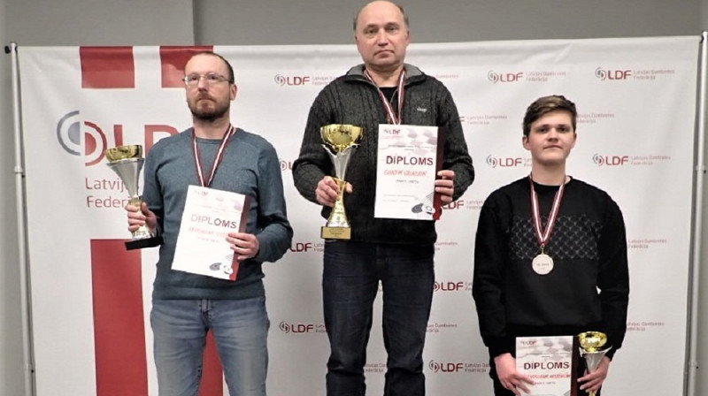 Godalgoto vietu ieguvēji: (no kreisās) R.Vipulis (2. vieta), G. Valneris (uzvarētājs), V. Mitrēvičs (3. vieta). Foto: Latvijas Dambretes federācija.