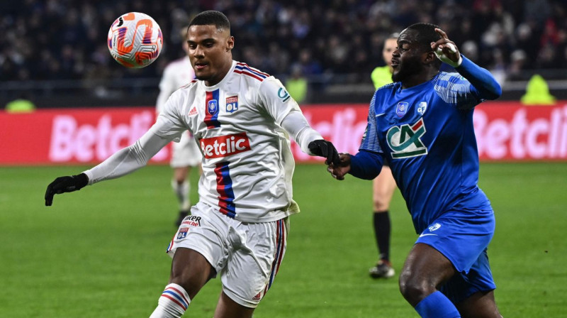 Lionas "Olympique" uzbrucējs Amins Sars un "Grenoble Foot 38" aizsargs Žordī Gaspars. Foto: Olivier Chassignole/AFP/Scanpix