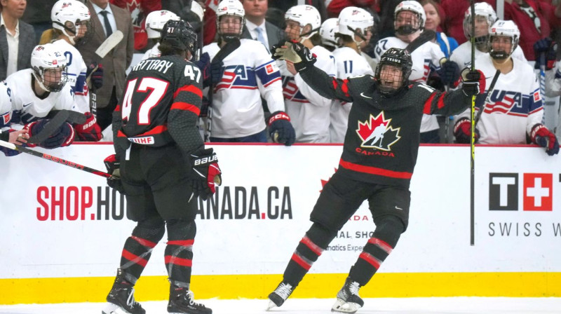 Kanādas valstsvienības hokejistes Džeimija Lī Rataja un Brianna Dženere pēc uzvaras pār ASV izlasi. Foto: Nathan Denette/AP/Scanpix