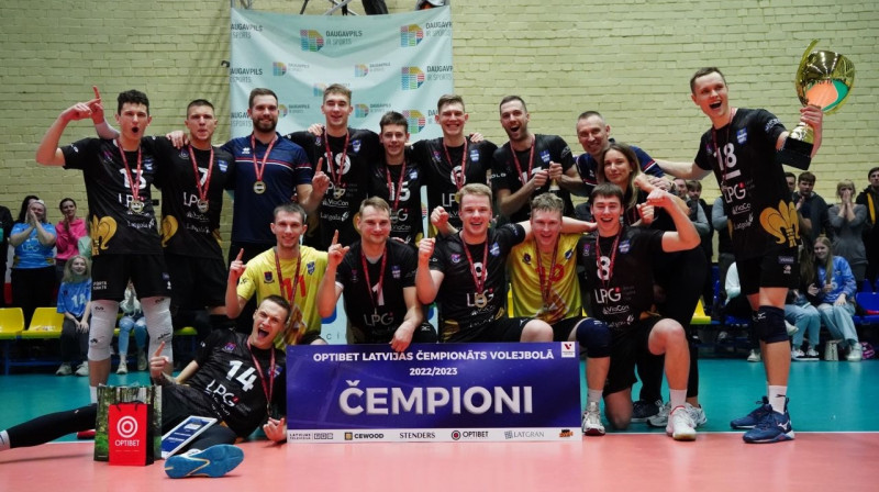 Latvijas 2023. gada čempioni "Ezerzeme"/DU komanda. Foto: LVF