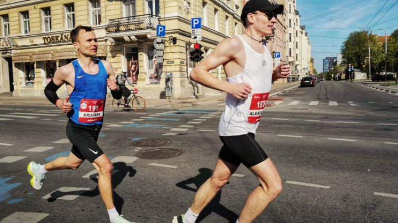 Kristaps Vējš-Āboliņš un Aleksandrs Raščevskis. Foto: Rimi Riga Marathon