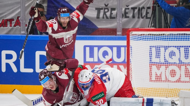 Jānis Jaks un Oskars Batņa uzvaras brīdī. Foto: IIHF