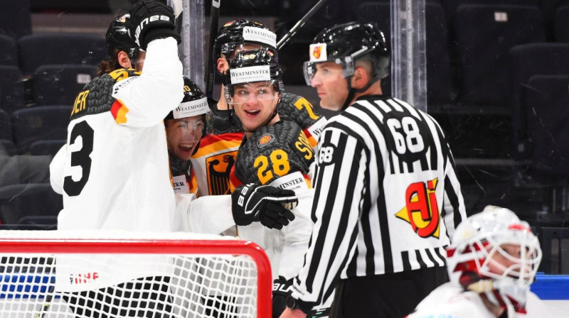 Vācijas valstsvienības hokejisti pēc vārtu guvuma. Foto: IIHF