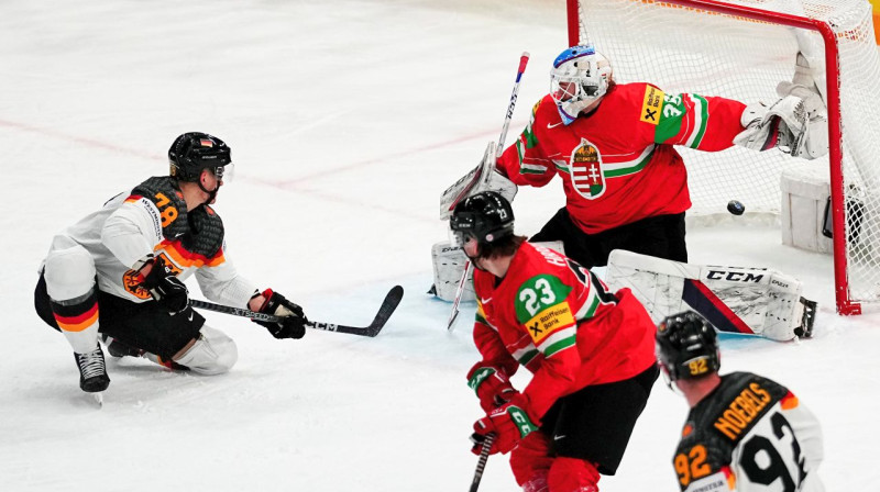 Mirklis, kad Vācijas valstsvienības uzbrucējs Niko Šturms panāk rezultātu 4:0. Foto: Pavel Golovkin/AP/Scanpix