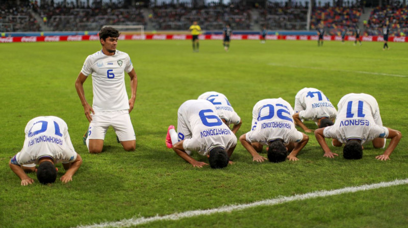 Uzbekistānas U20 valstsvienības futbolisti pēc vārtu guvuma. Foto: Nicolas Aguilera/AP/Scanpix