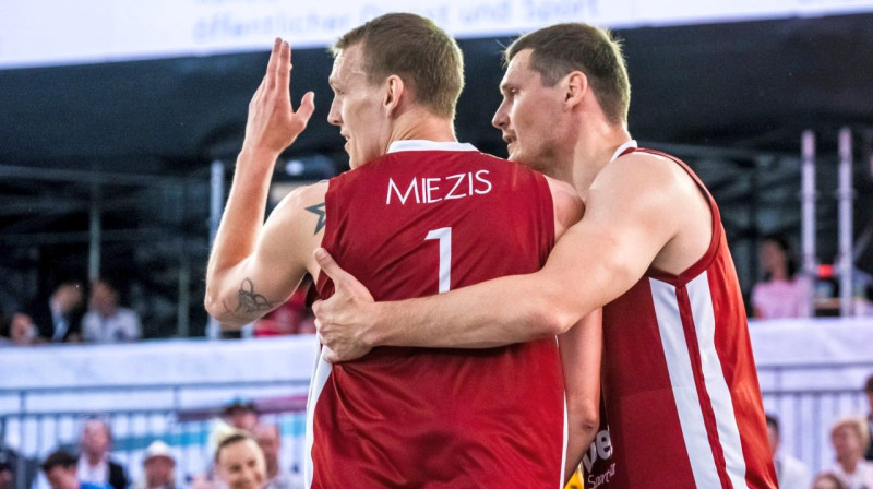Nauris Miezis un Agnis Čavars. Foto: FIBA