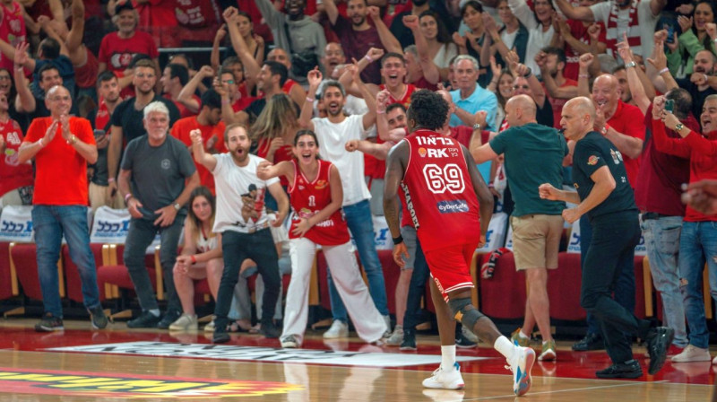 Džeikovans Brauns un Telavivas "Hapoel" līdzjutēji. Foto: Yuval Daniel/Liavs Pishel/Noam Ofek/Natalia Nunez/Hapoel Tel Aviv BC