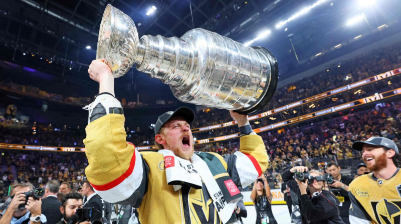 Lasvegasas "Golden Knights" uzbrucējs Džeks Aikels ar Stenlija kausu. Foto: Bruce Bennett/AFP/Scanpix