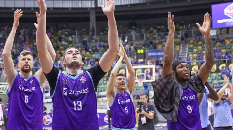 Dāvis Rozītis (Nr. 6) un citi Palensijas "Zunder" basketbolisti. Foto: Palencia Baloncesto