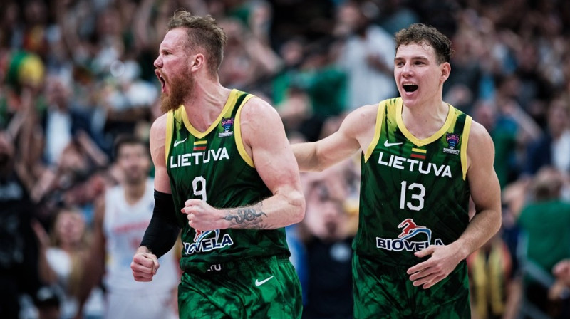 No kreisās: Igns Brazdeiķis un Roks Jokubaitis. Foto: FIBA