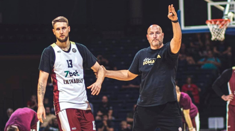 Roberts Štelmahers un Panevēžas "Lietkabeļa" basketbolists Martins Varns. Foto: BC 7bet-Lietkabelis Panevėžys