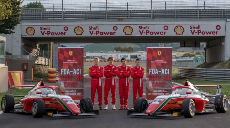 Tomass Štolcermanis "Ferrari Driver Academy" skautu nometnē. Foto: FDA