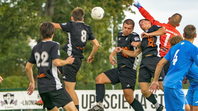 JDFS "Alberts" futbolisti gaisa cīņā par bumbu. Foto: LFF