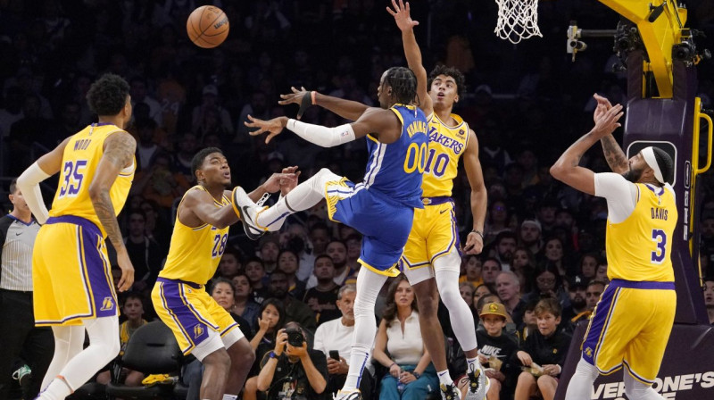 Džonatans Kuminga ("Warriors") Losandželosas "Lakers" basketbolistu ielenkumā. Foto: Mark J. Terrill/AP/Scanpix