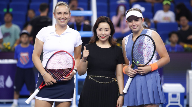 Donna Vekiča un Aļona Ostapenko pirms mača. Foto: Tennis Ouyang Wensheng / Weibo