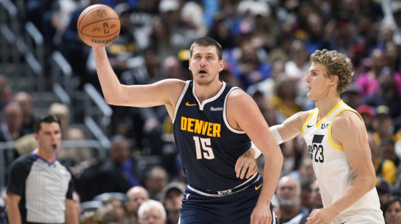 Nikola Jokičs ar bumbu pret Lauri Markanenu. Foto: AP/Scanpix