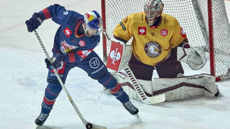 Minhenes "Red Bull" uzbrucējs Bendžamins Strīts un Ženēvas "Servette" vārtsargs Roberts Maiers. Foto: Imago Images/Scanpix