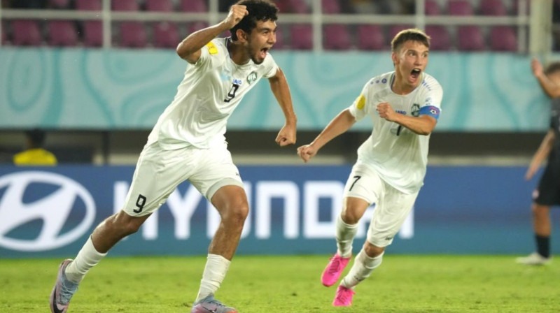 Uzbekistānas U17 valstsvienības futbolisti Amirs Saidovs (Nr. 9) un Lazizbeks Mizrajevs (Nr. 7). Foto: ufa.uz