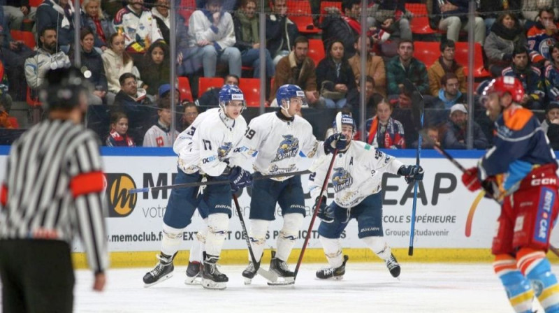 Astanas "Nomad" hokejisti pēc vārtu guvuma pret Grenobles "Brûleurs de Loups". Foto: IIHF