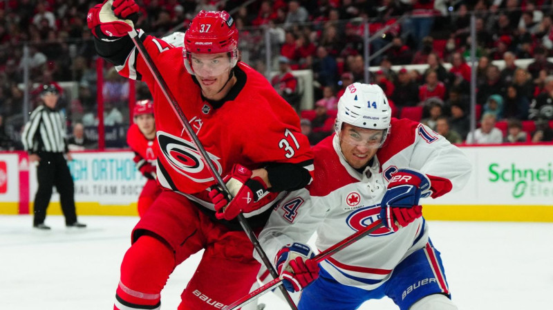 Andrejs Svečņikovs ("Hurricanes") cīņā pret Niku Suzuki ("Canadiens"). Foto: James Guillory/USA Today Sports-Reuters/Scanpix