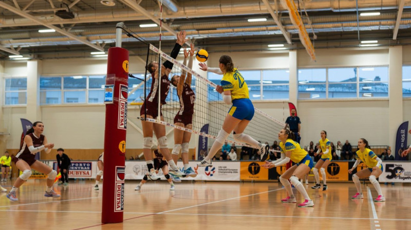 Latvijas U20 valstsvienības volejbolistes aizsardzībā. Foto: CEV