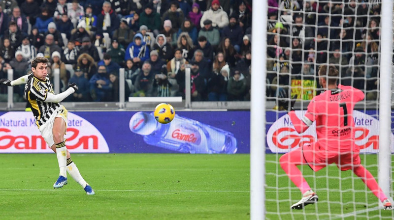 Turīnas "Juventus" pussarga Andrea Kambjazo rezultatīvā sitiena mirklis. Foto: Alessandro Di Marco/EPA/Scanpix