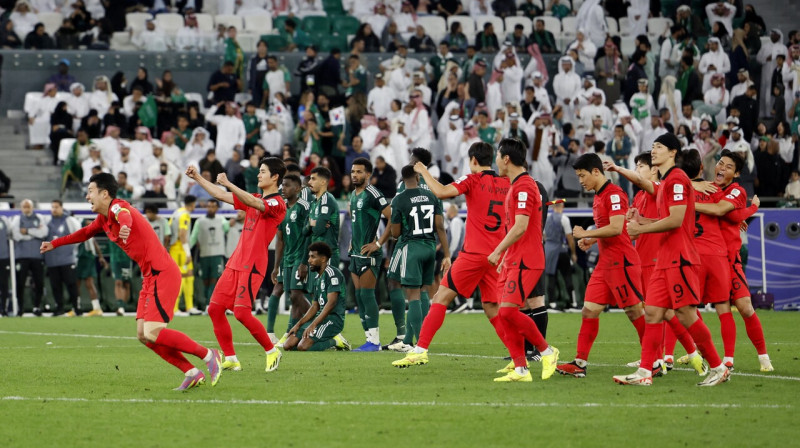 Dienvidkorejas futbolistu prieks un Saūda Arābijas spēlētāju pārdzīvojums. Foto: Thaier Al-Sudani/Reuters/Scanpix