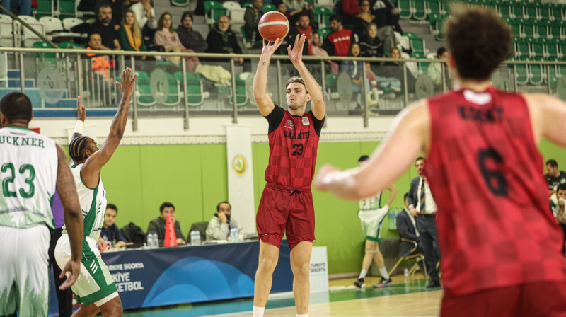 Rolands Freimanis metiena brīdī. Foto: Gaziantep Basketbol
