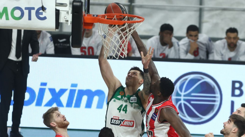 Atēnu "Panathinaikos" basketbolists Konstantins Mitoglu uzbrukumā pret Pirejas "Olympiacos". Foto: esake.gr