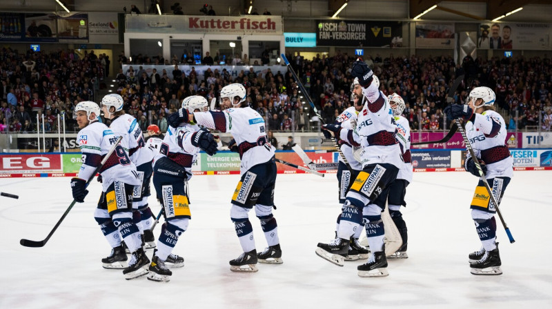 Berlīnes "Eisbären" hokejisti pēc uzvaras otrajā pagarinājumā. Foto: City-Press