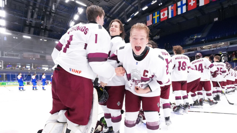 Latvijas U18 valstsvienības hokejisti pēc uzvaras pār Slovākiju. Foto: IIHF